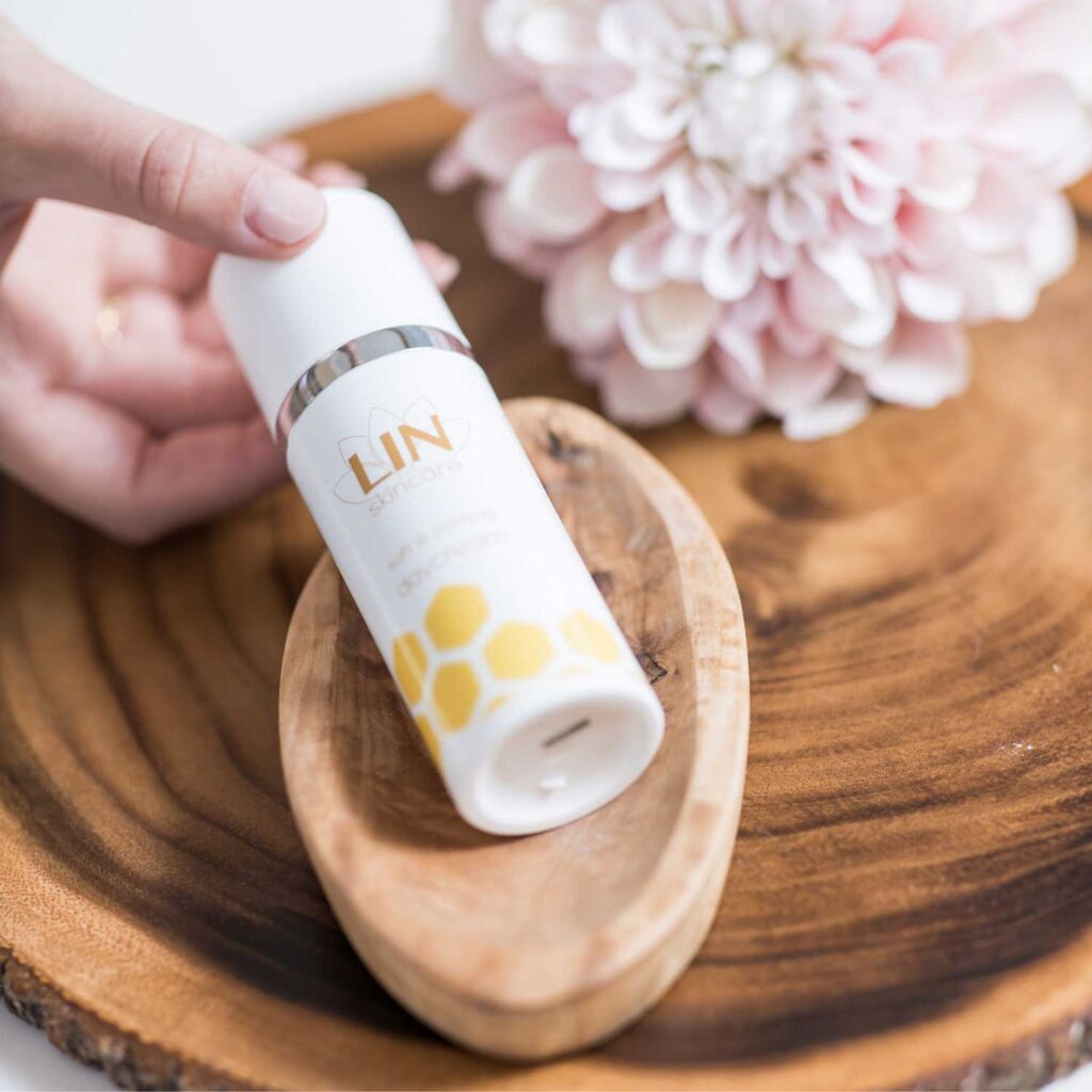 KalmerendeDagcremeInHand kalmerende dagcrème van LIN Skincare