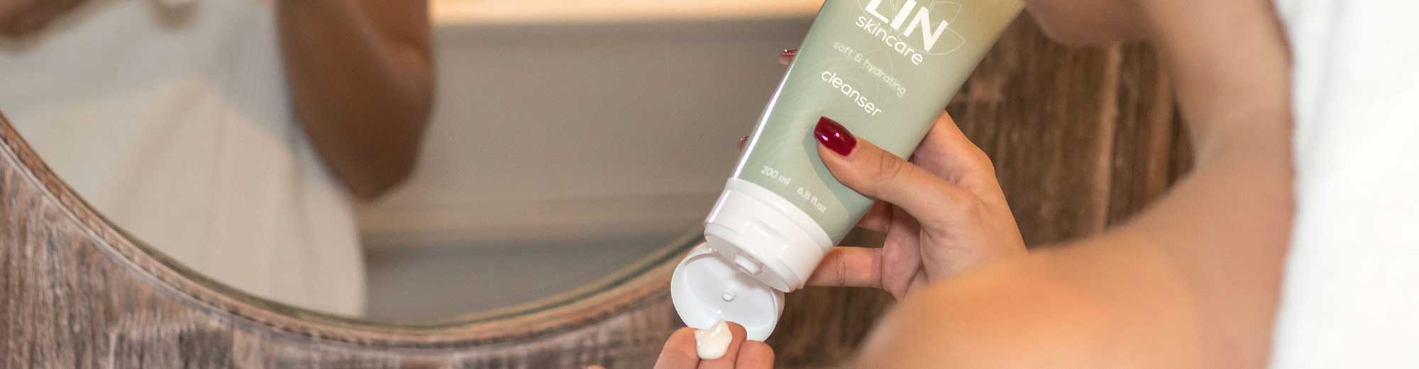 CleanserZoraSpiegel Reinig je huid met de cleanser van LIN Skincare