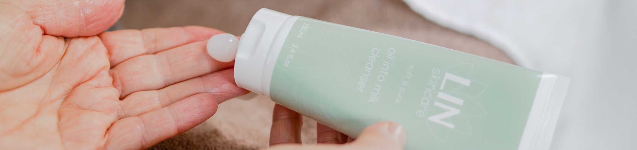 Oil in to Milk Cleanser van LIN Skincare